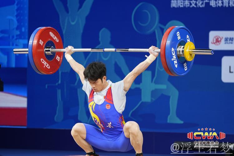 举重男子55公斤级王威东勇夺双金 举重男子55公斤级王威东勇夺双金