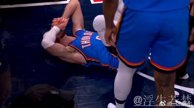 肯里精准助攻 卡鲁索切入完成上篮 肯里精准助攻 卡鲁索切入完成上篮