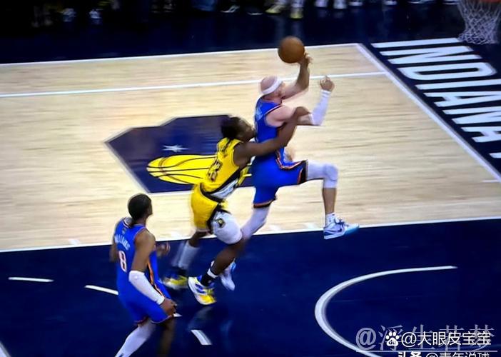 肯里精准助攻 卡鲁索切入完成上篮 肯里精准助攻 卡鲁索切入完成上篮